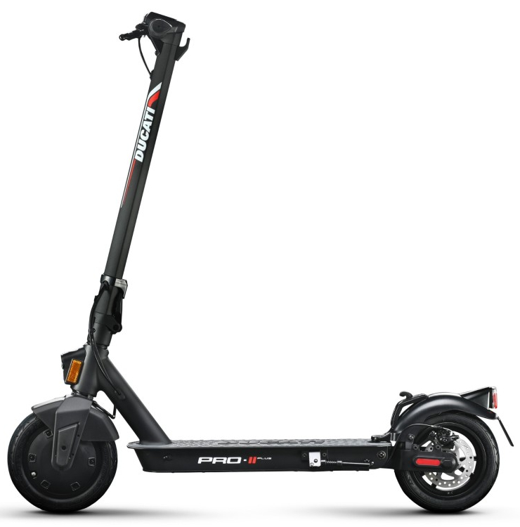 Czarny skuter Ducati z czerwonymi akcentami, widok z boku, na białym tle.