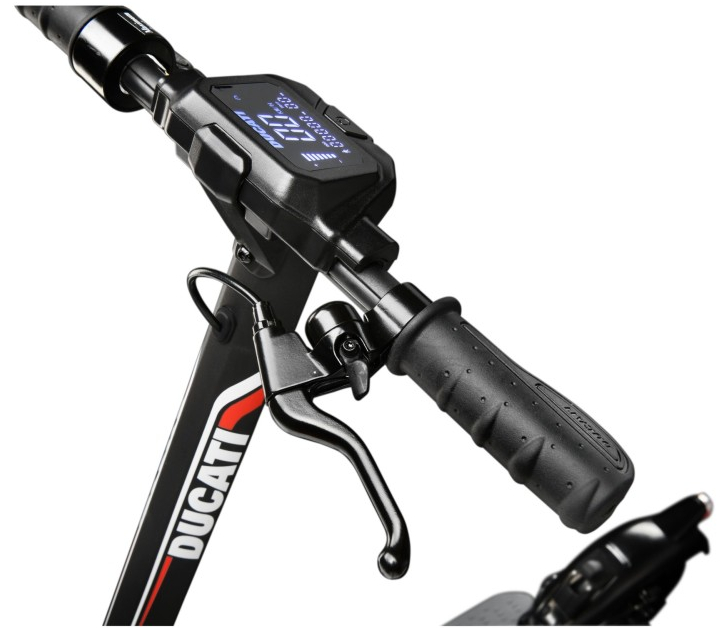 Biała zamrażarka skrzyniowa z otwartą pokrywą i dwoma koszami.