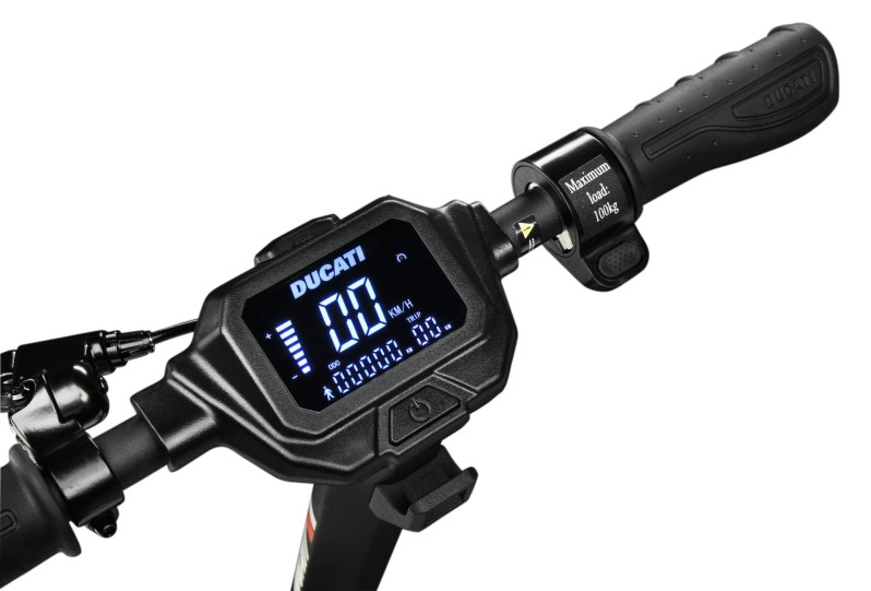 Czarna kierownica skutera Ducati. Posiada wyświetlacz cyfrowy pokazujący prędkość. Przepustnica ma maksymalne obciążenie.