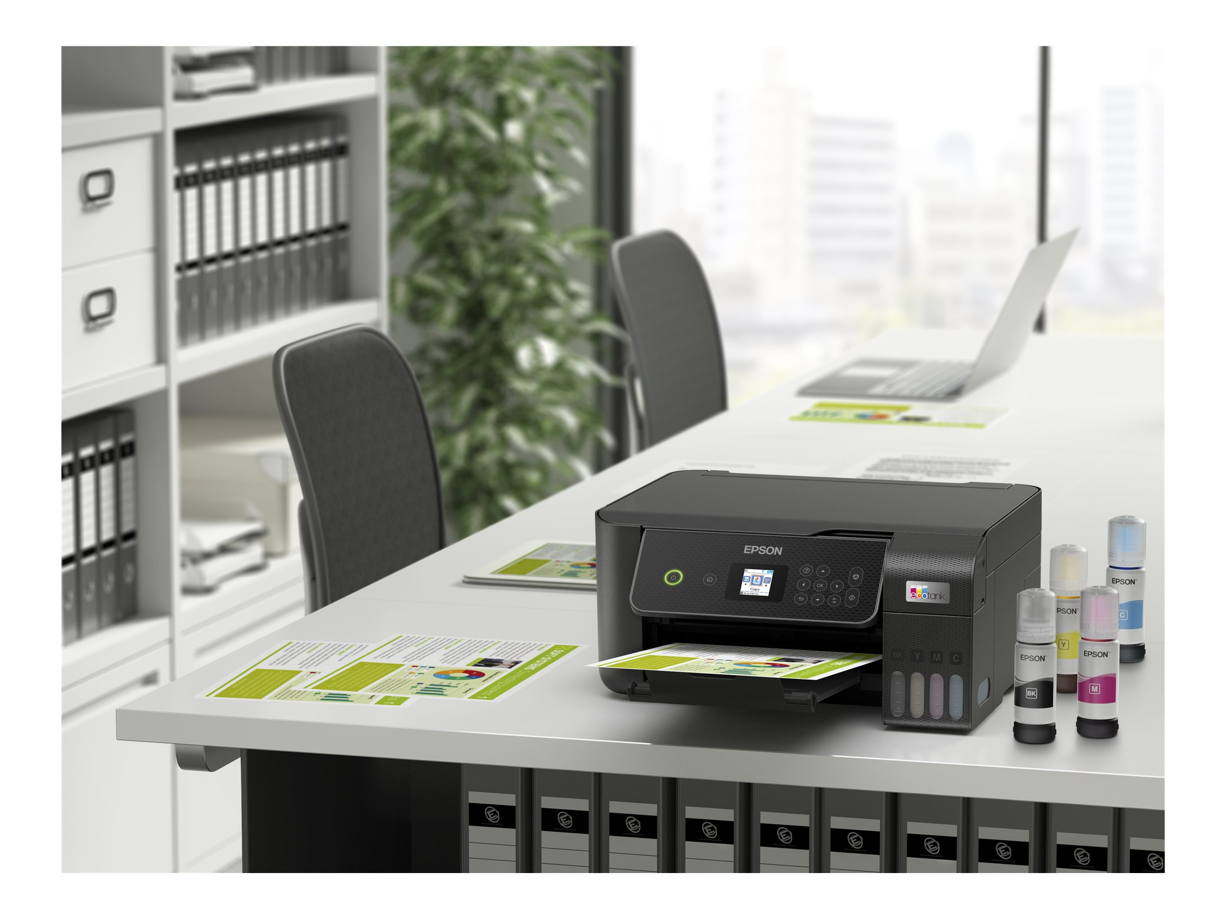 Epson Drucker druckt Dokumente auf einem Schreibtisch in einem Büro, mit Tintenflaschen.