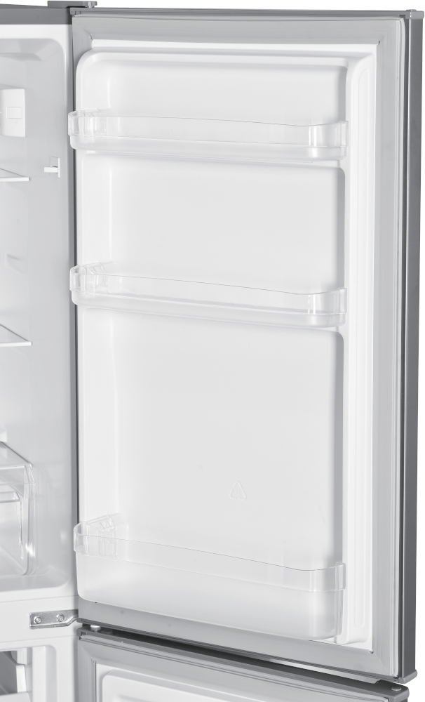 Porte de réfrigérateur ouverte. Intérieur avec étagères et compartiments de porte en plastique transparent.