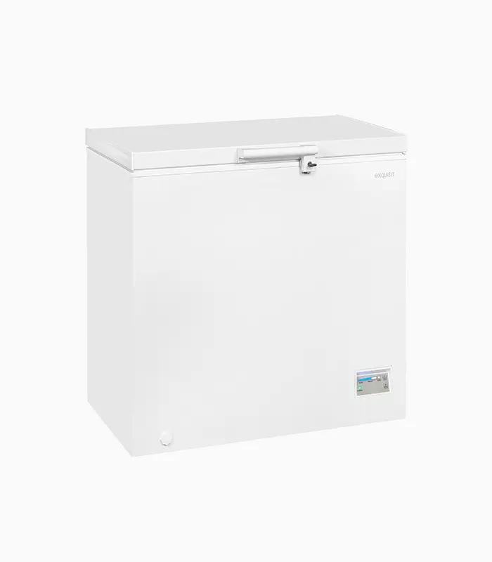 Weißer Truhen-Gefrierschrank. Geschlossener Deckel, Griff und kleines digitales Display.