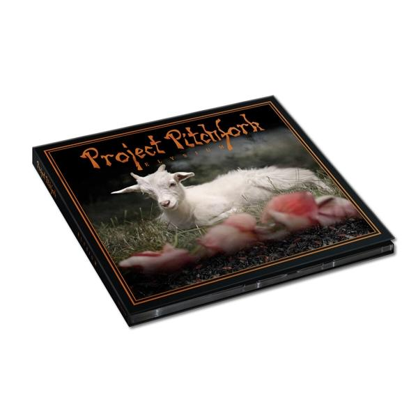 CD-Cover mit weißer Ziege und rosa Objekten auf dem Boden. Dunkler Hintergrund.