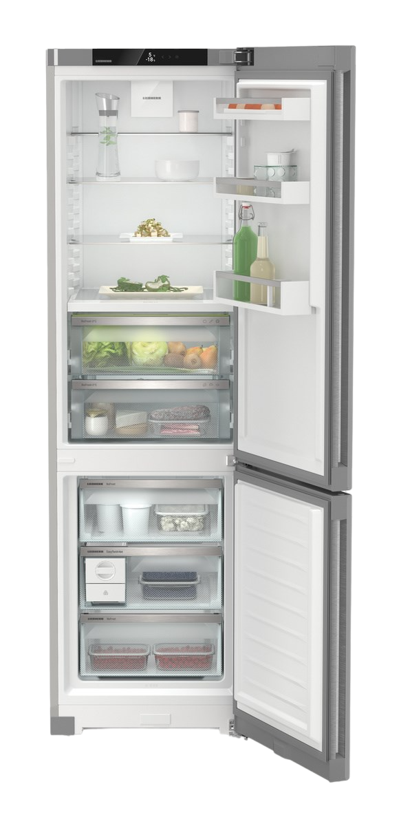 Geöffneter Kühlschrank mit Regalen, Schubladen und Lebensmitteln.