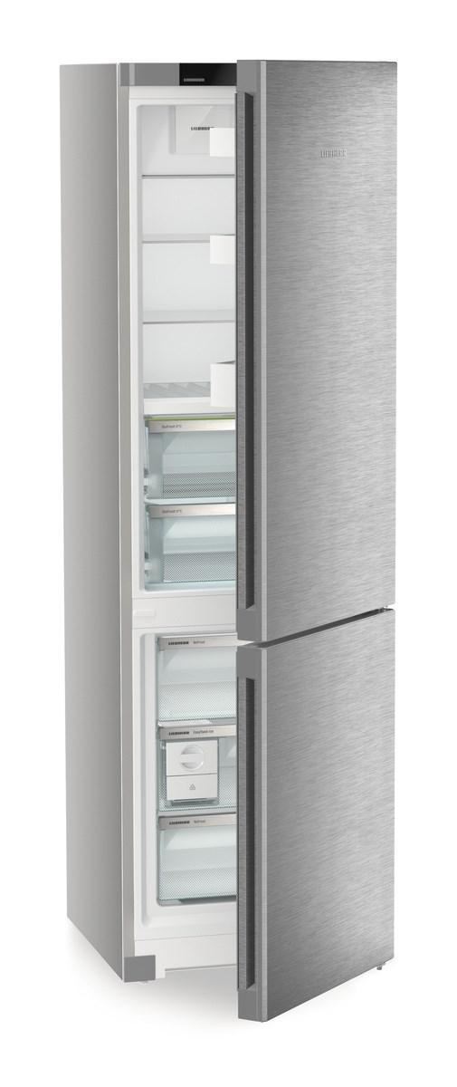 Ein silberner Kühlschrank mit geöffneten Türen, die Innenregale zeigen.