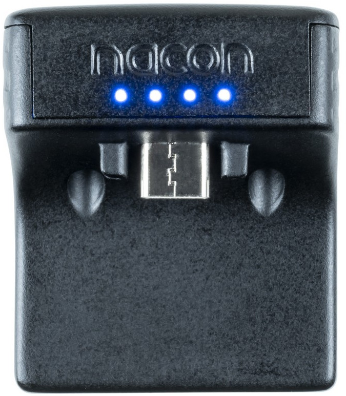 Egy fekete, téglalap alakú Nacon töltőállomás, világító kék lámpákkal és USB porttal.