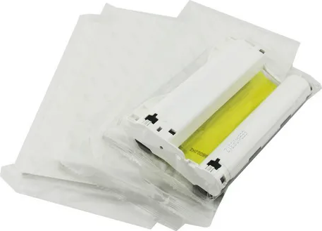 Pacchetti di plastica bianca sigillata contenenti oggetti rettangolari. Due pacchetti sono impilati.