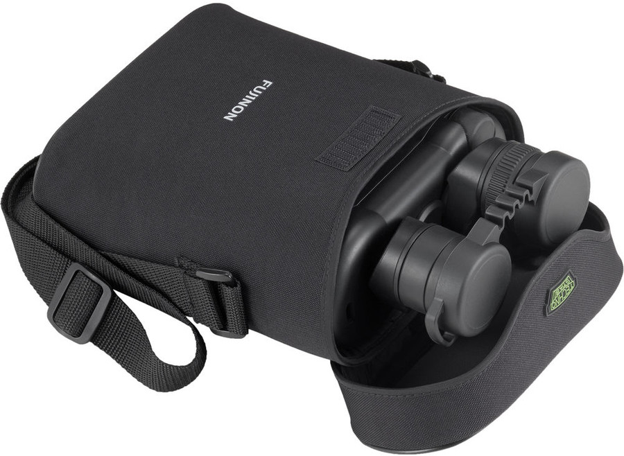 Czarna lornetka w czarnym etui, z czarnym paskiem. Etui jest otwarte.