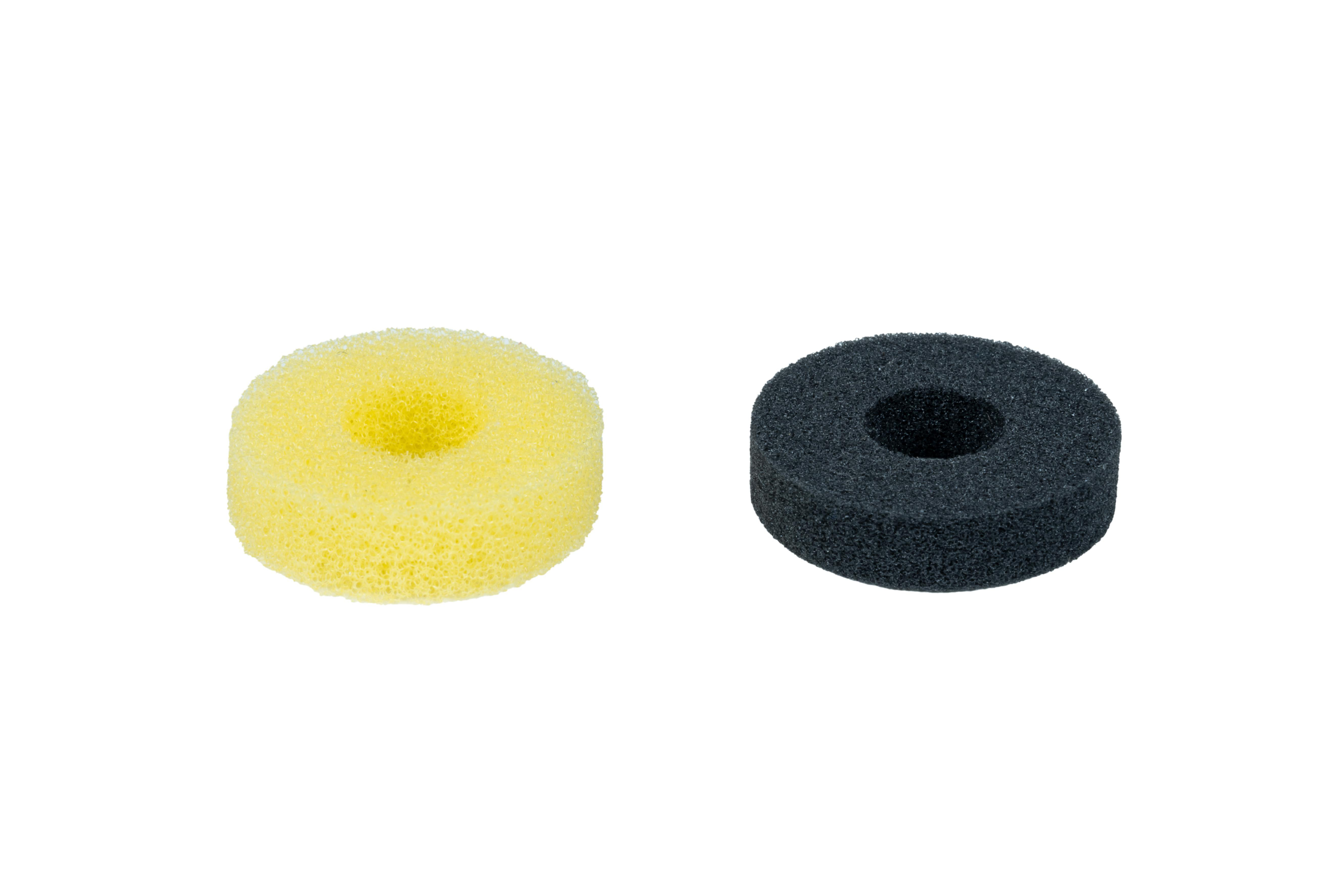 Zwei Schaumstoff-Luftfilter, einer gelb und einer schwarz. Beide sind donut-förmig, vor weißem Hintergrund.