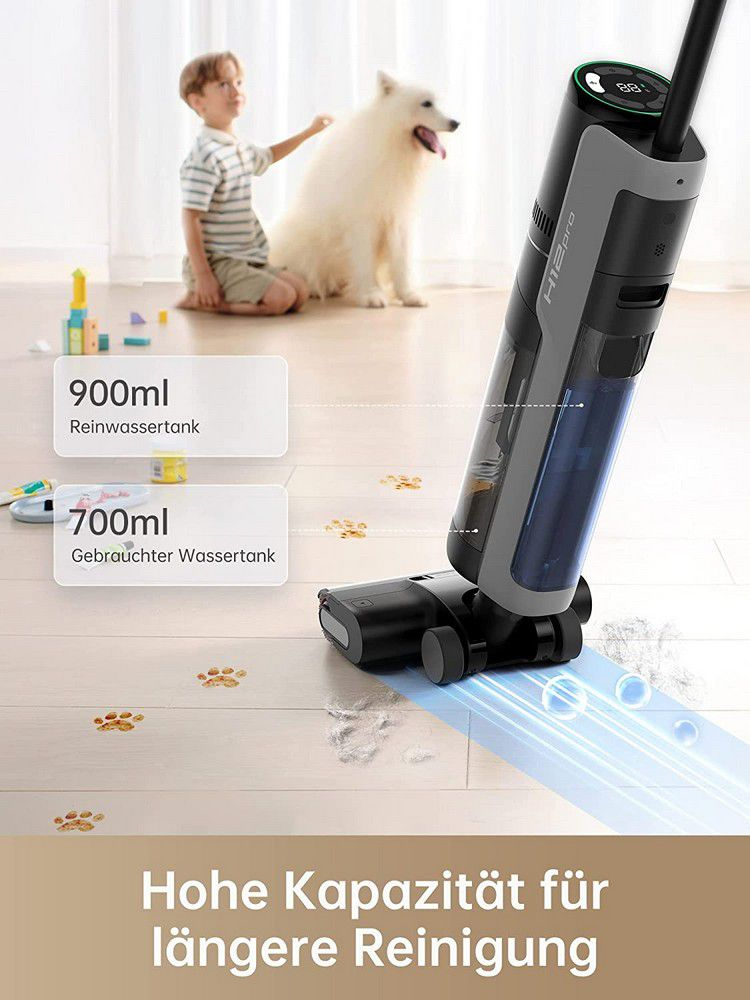 Ein Bodenreiniger, ein Kind und ein Hund. Pfotenabdrücke auf dem Boden.