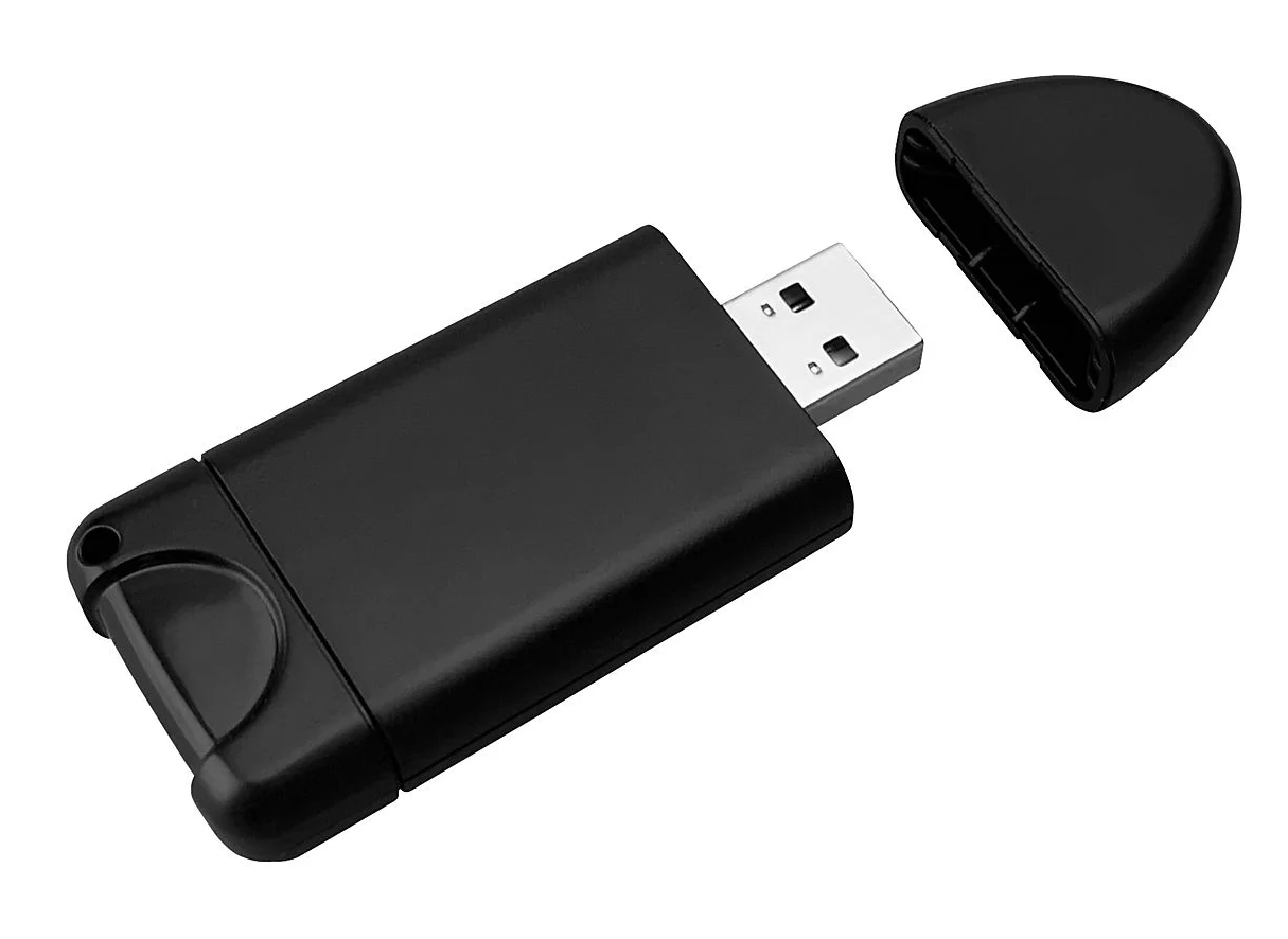 Egy fekete USB flash meghajtó, a kupak eltávolítva.