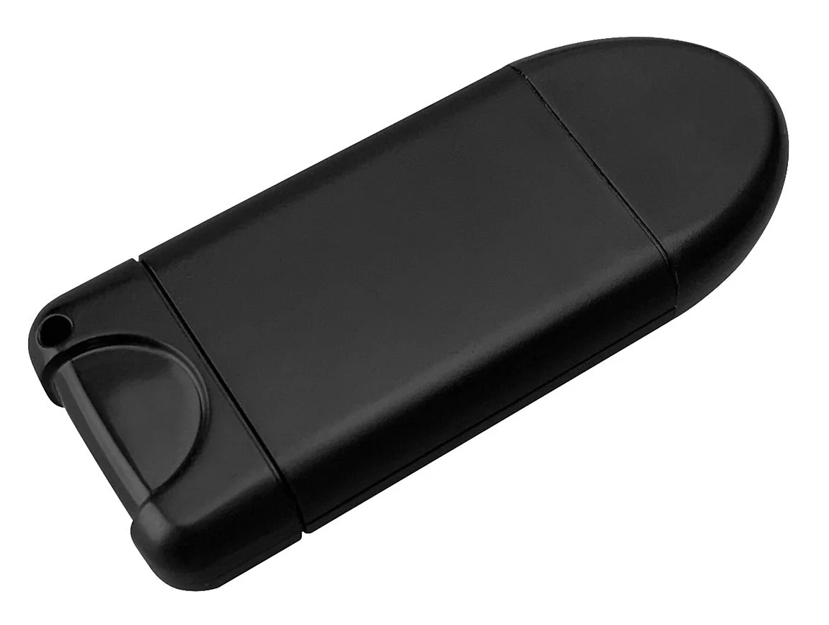 Fekete USB flash meghajtó, lekerekített véggel és egy kis lyukkal.