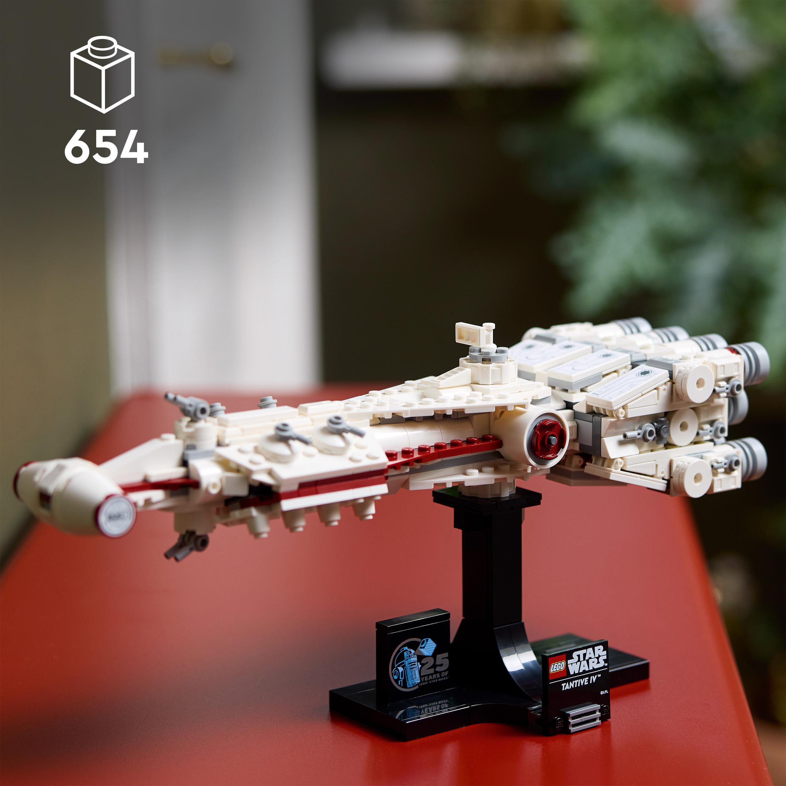 Lego Star Wars Tantive IV Modell auf Ständer. Rotes und weißes Schiff, schwarzer Ständer. 654 Teile.