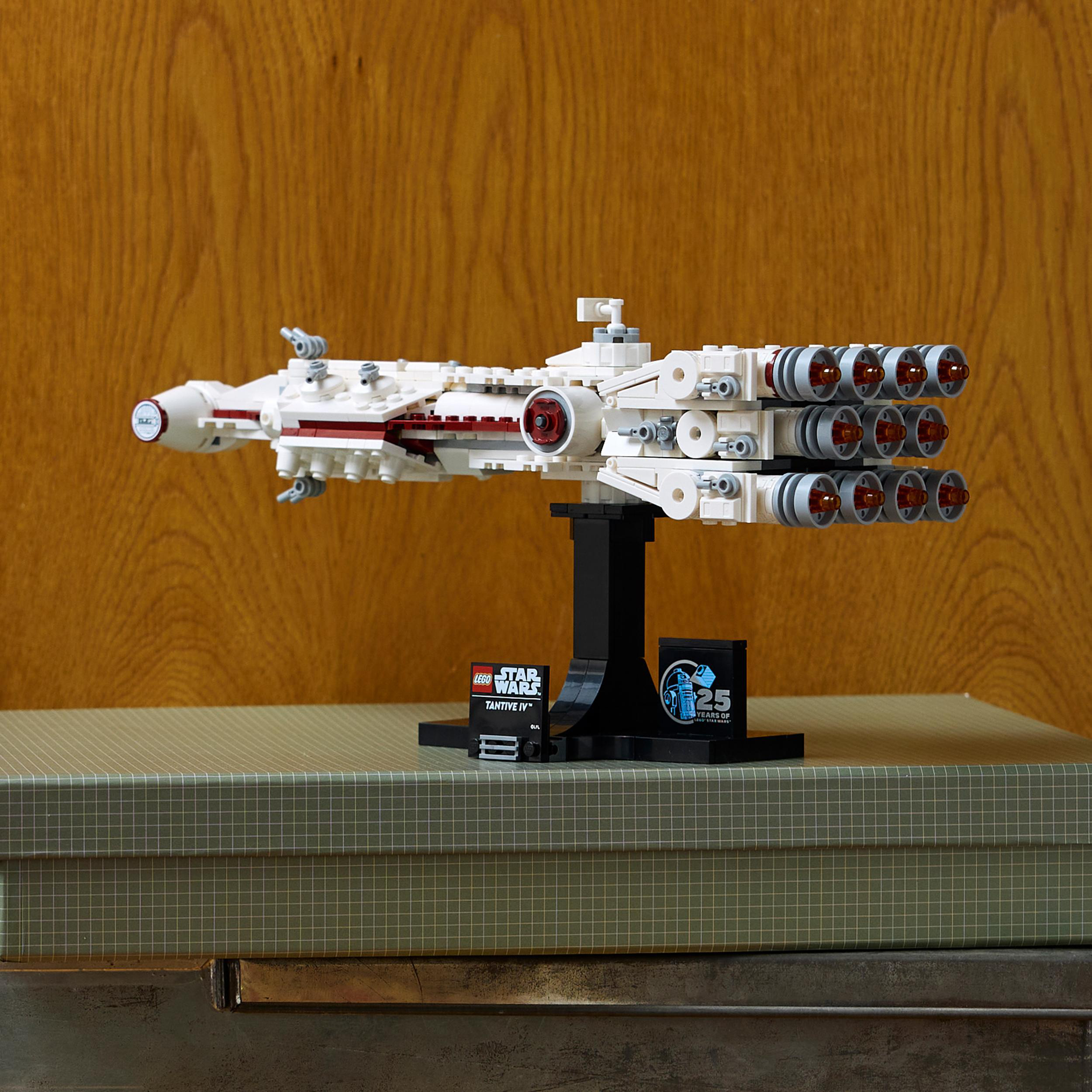 Lego Star Wars Modell, weißes Schiff auf schwarzem Ständer, Holz-Hintergrund.
