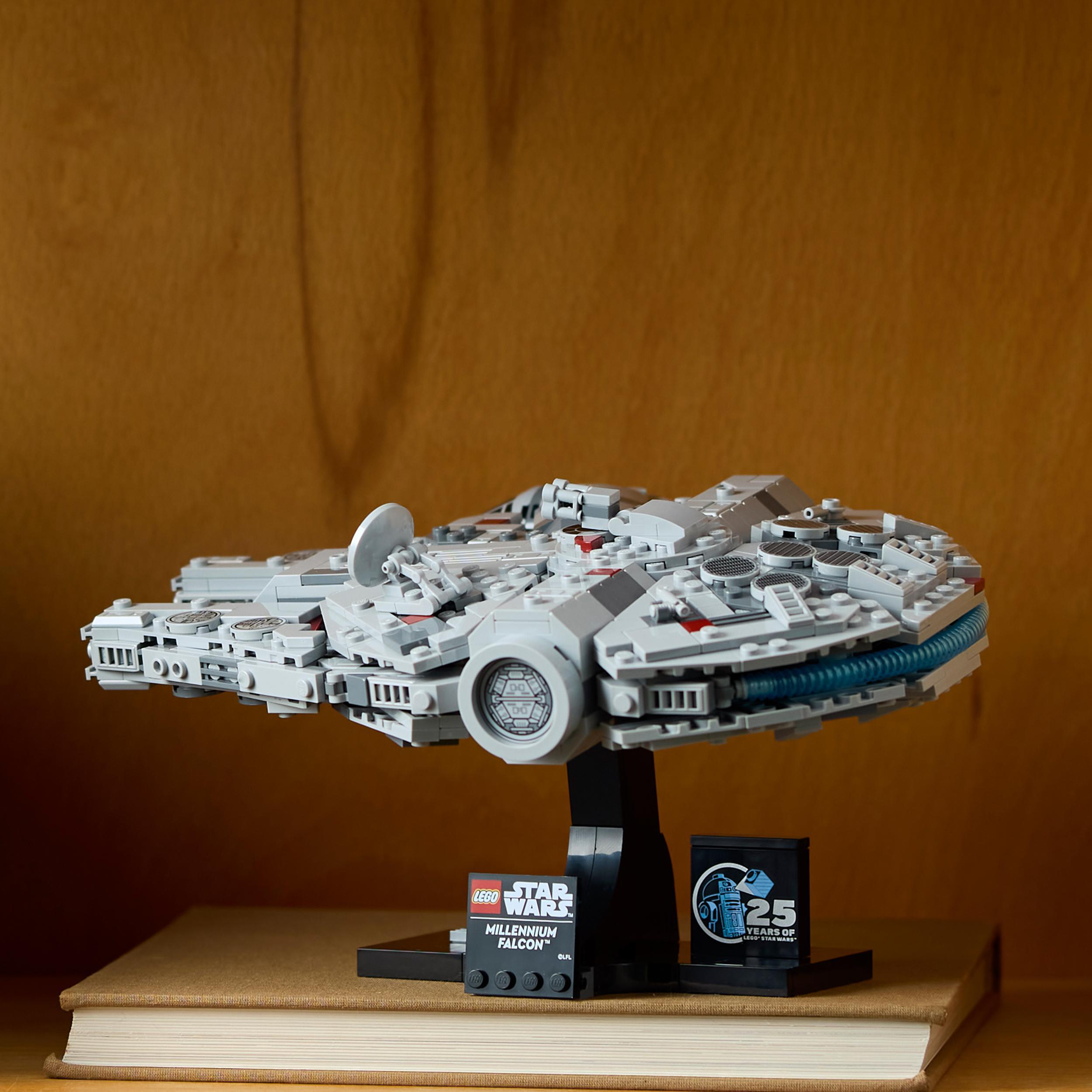 LEGO Millennium Falcon Modell auf einem Buch. Ausstellungsständer mit Text.