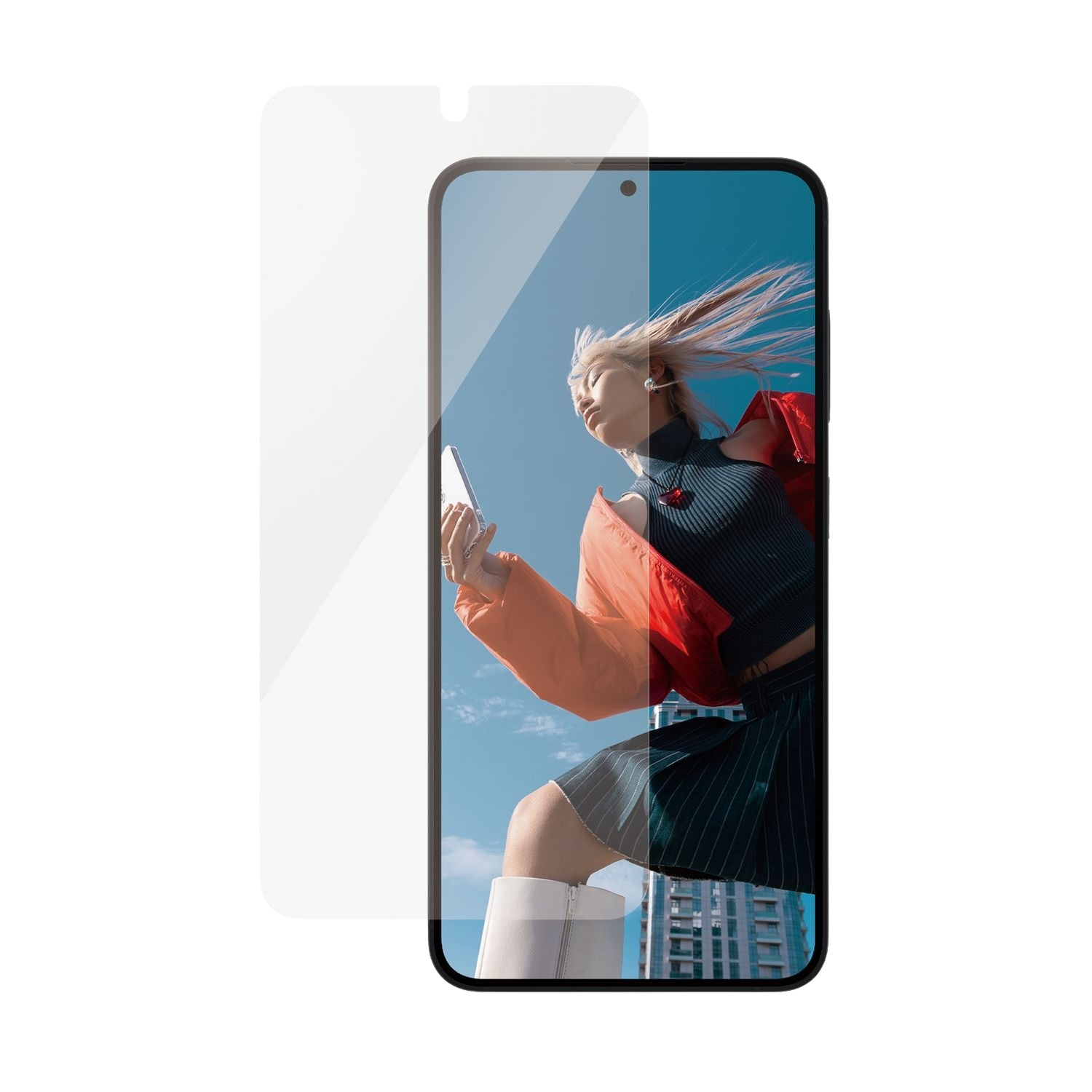 Een schermbeschermer naast een telefoon. Een vrouw houdt de telefoon vast.