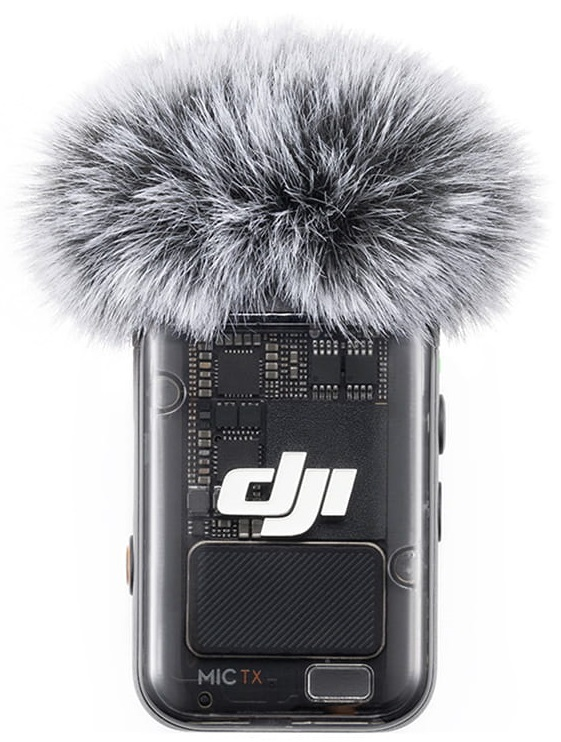 Mikrofon z futrzaną osłoną przeciwwiatrową. Urządzenie ma przezroczysty korpus.