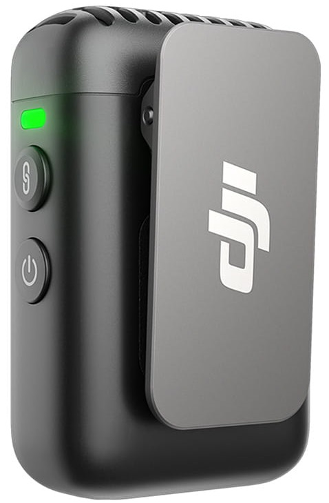 Czarny mikrofon DJI. Ma klips, przyciski zasilania i nagrywania oraz zielone światło.