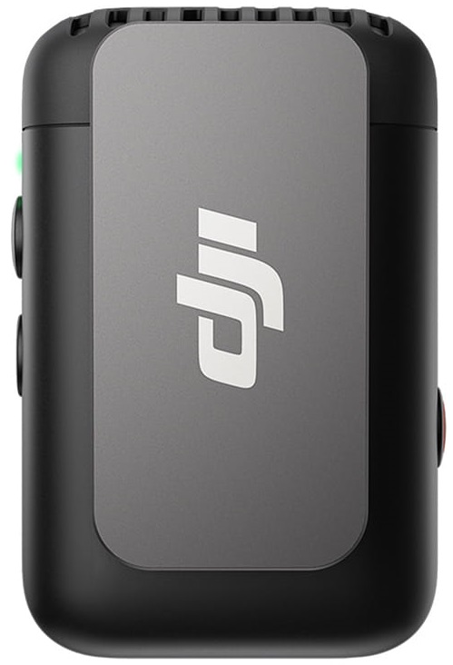 Czarny bezprzewodowy mikrofon DJI. Ma srebrną górę i przyciski z boku.