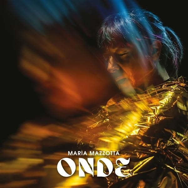 Albumcover mit einer Person in goldenem Stoff. Die Person ist verschwommen. Der Name ist Maria Mazzotta.