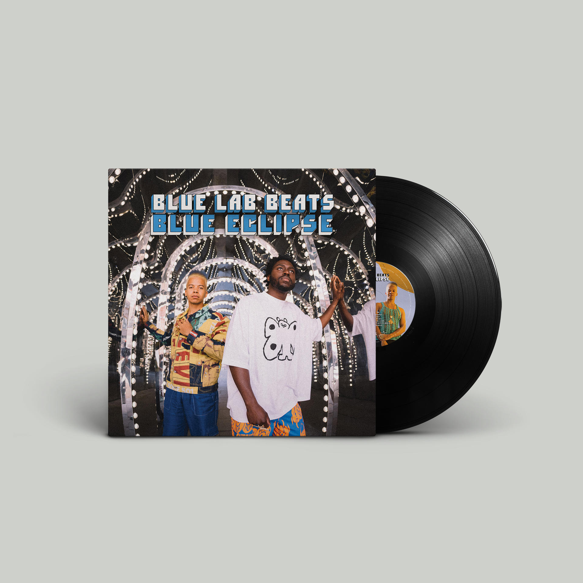 Albumcover mit zwei Personen vor einem Lichttunnel und einer schwarzen Vinyl-Schallplatte.