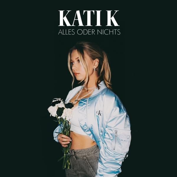 Albumcover: Eine Frau mit Blumen, trägt eine blaue Jacke, schwarzer Hintergrund, Name 'KATI K'.