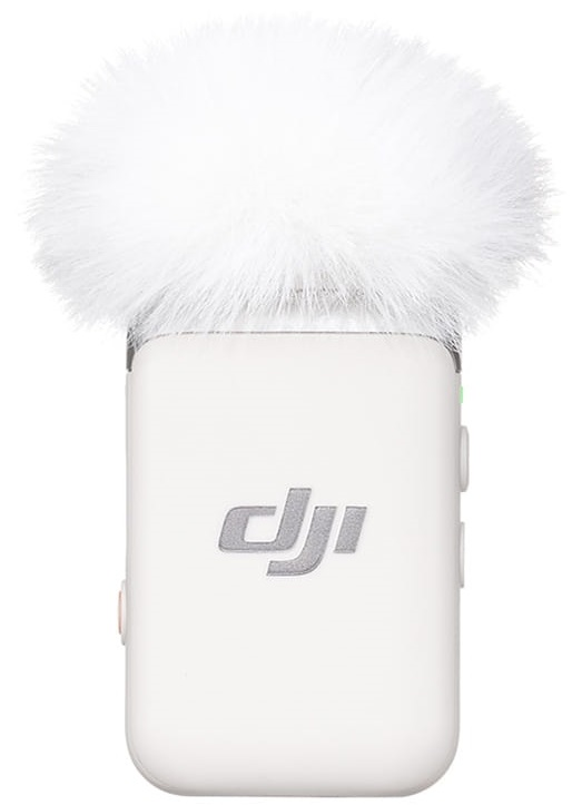 Biały mikrofon bezprzewodowy z puszystą osłoną przeciwwiatrową. Mikrofon ma logo DJi.