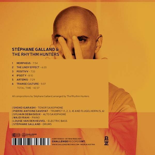 Albumcover mit einem kahlen Mann in der Mitte, mit Titeln und Credits.