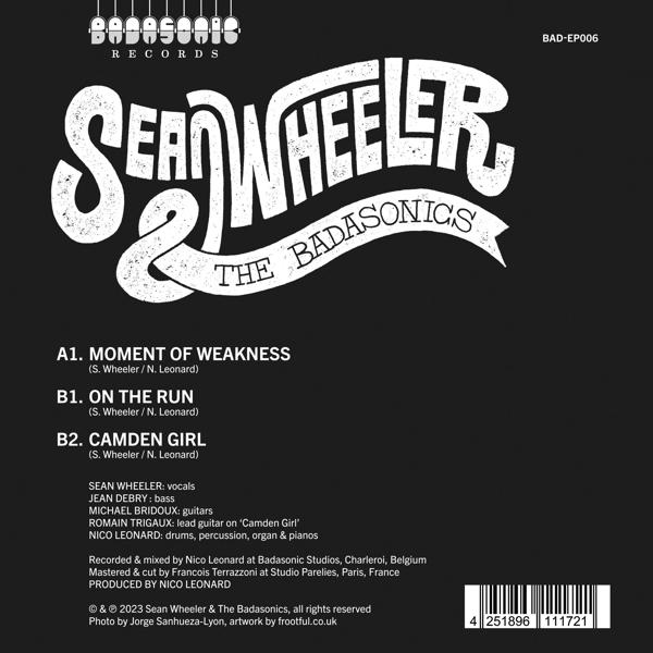Schwarzes Vinyl-Cover mit weißem Text: Songtitel und Bandinfo.