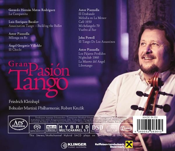 Mann mit Cello und CD-Cover-Texten. Der Mann lächelt und hält ein Cello.