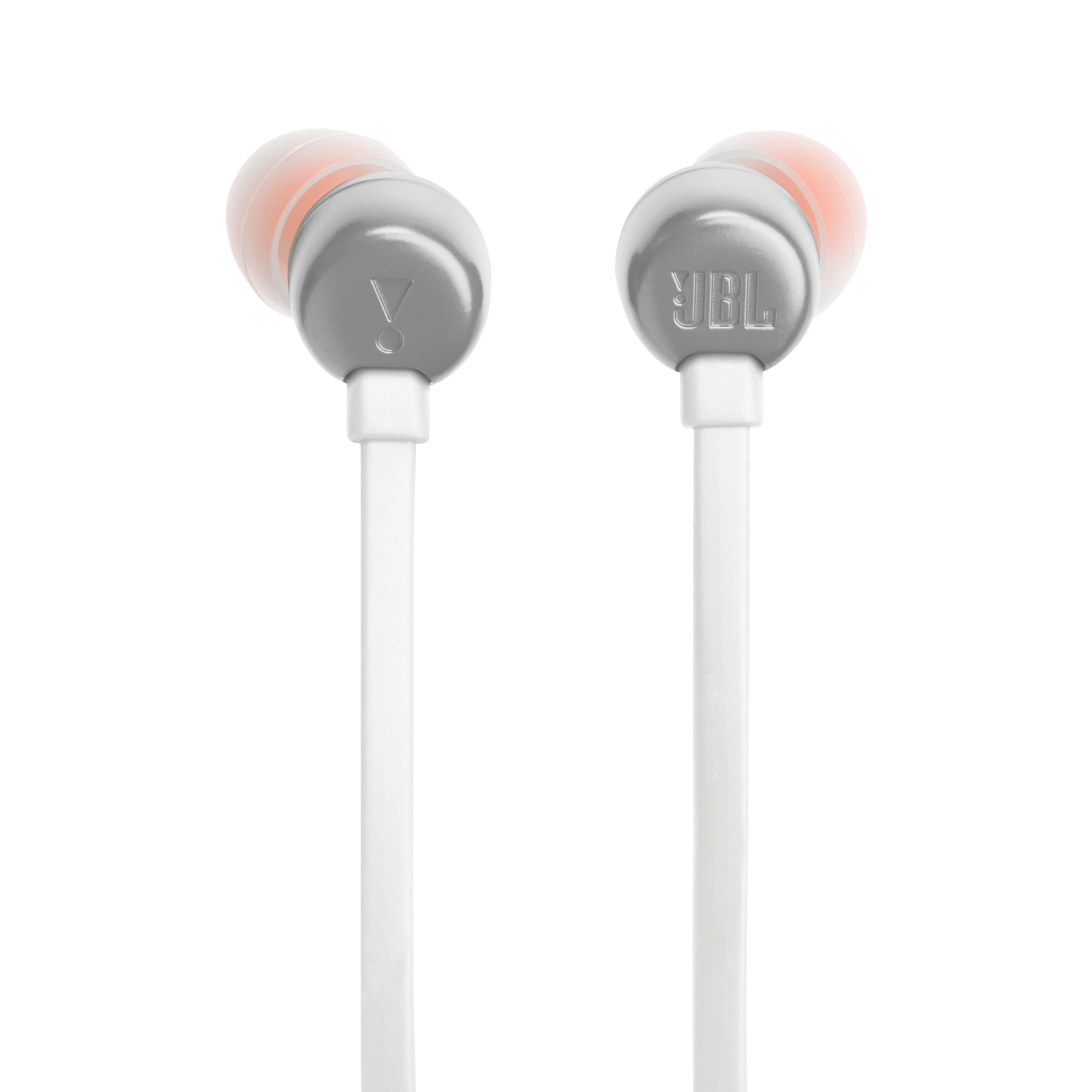 Weiße und graue JBL In-Ear-Kopfhörer mit orangefarbenen Ohrstöpseln und weißen Kabeln, auf weißem Hintergrund.