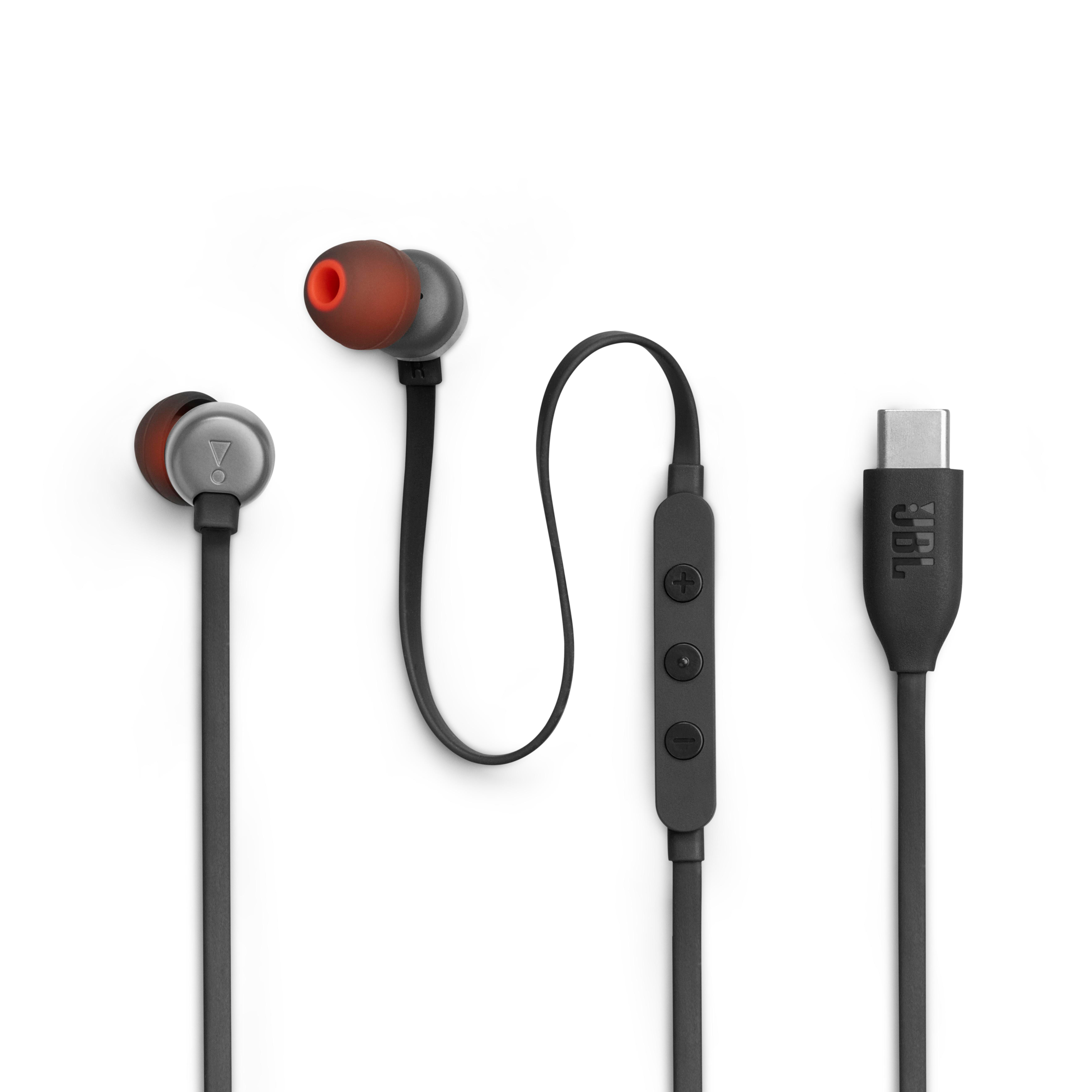 Schwarze JBL In-Ear-Kopfhörer mit roten Akzenten, Bedieneinheit und USB-C-Anschluss.