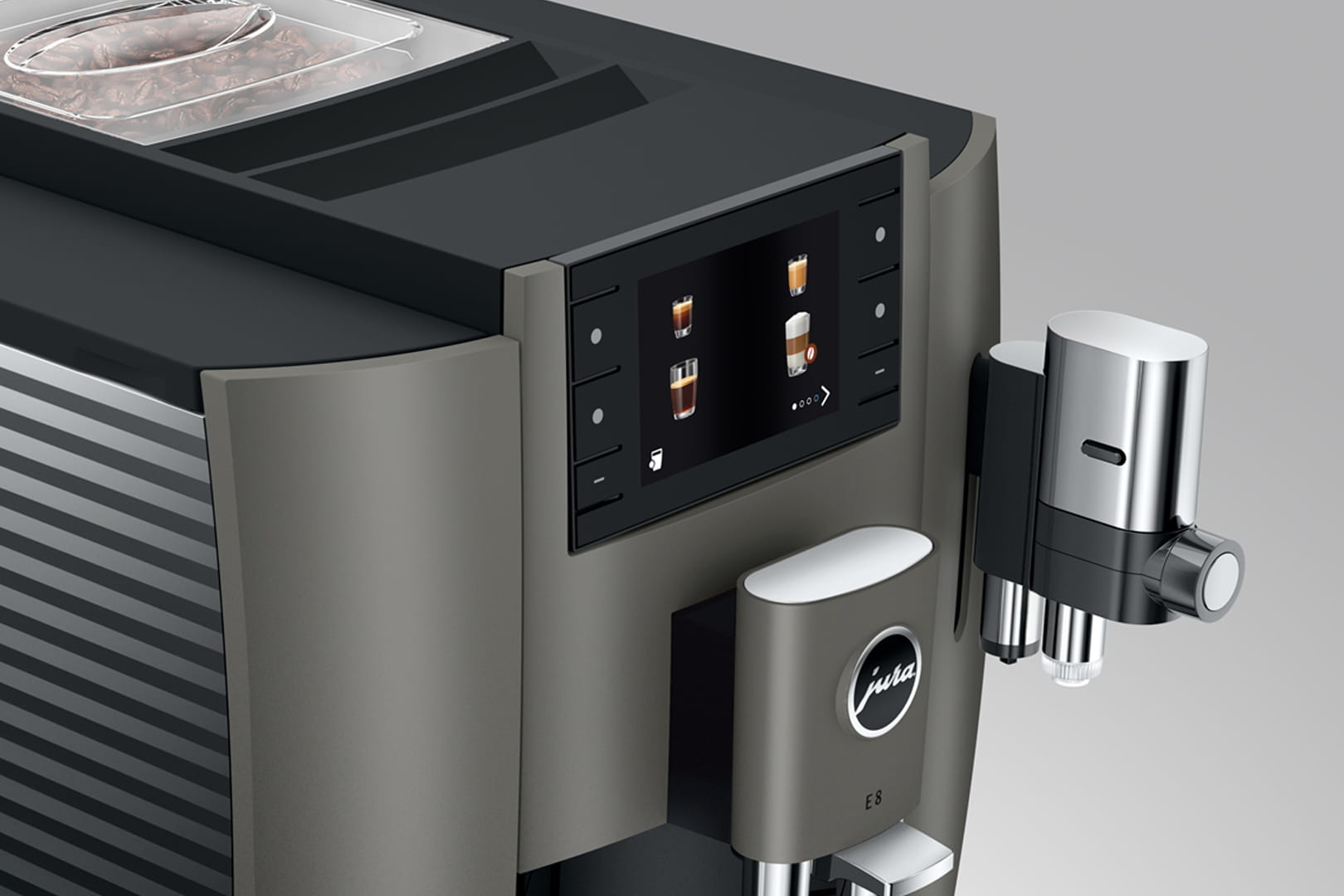 Primo piano di una macchina da caffè Jura E8 grigio scuro. Ha uno schermo, erogatori di caffè e un contenitore per chicchi.