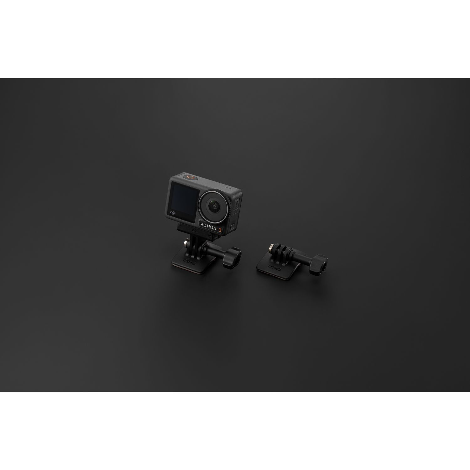 Caméra d'action noire avec accessoires sur une surface noire.