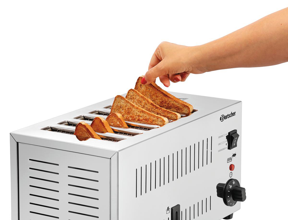 Eine Hand nimmt Toast aus einem silbernen Toaster. Mehrere Scheiben Toastbrot sind im Toaster. Der Toaster hat ein schwarzes Zifferblatt.