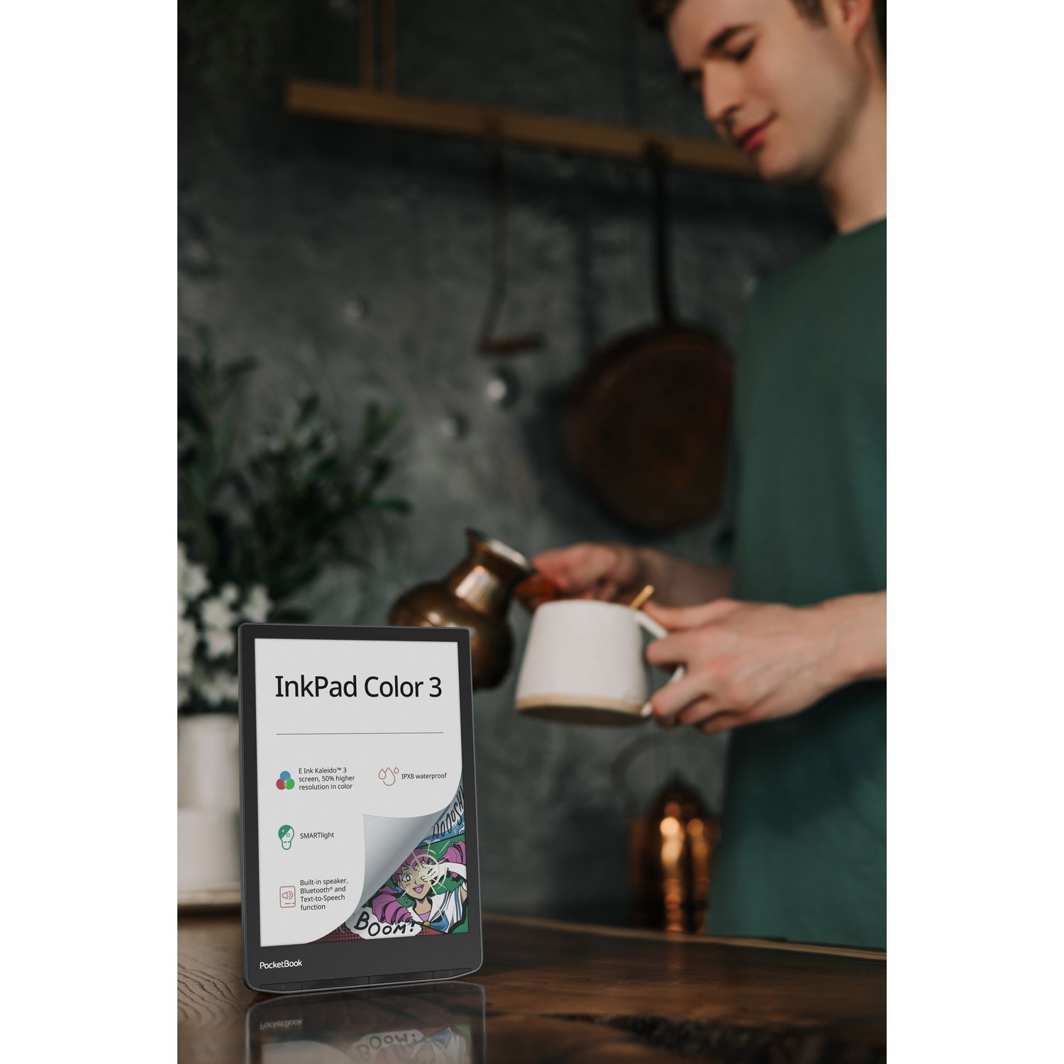 Homme tenant une tasse, liseuse avec texte.