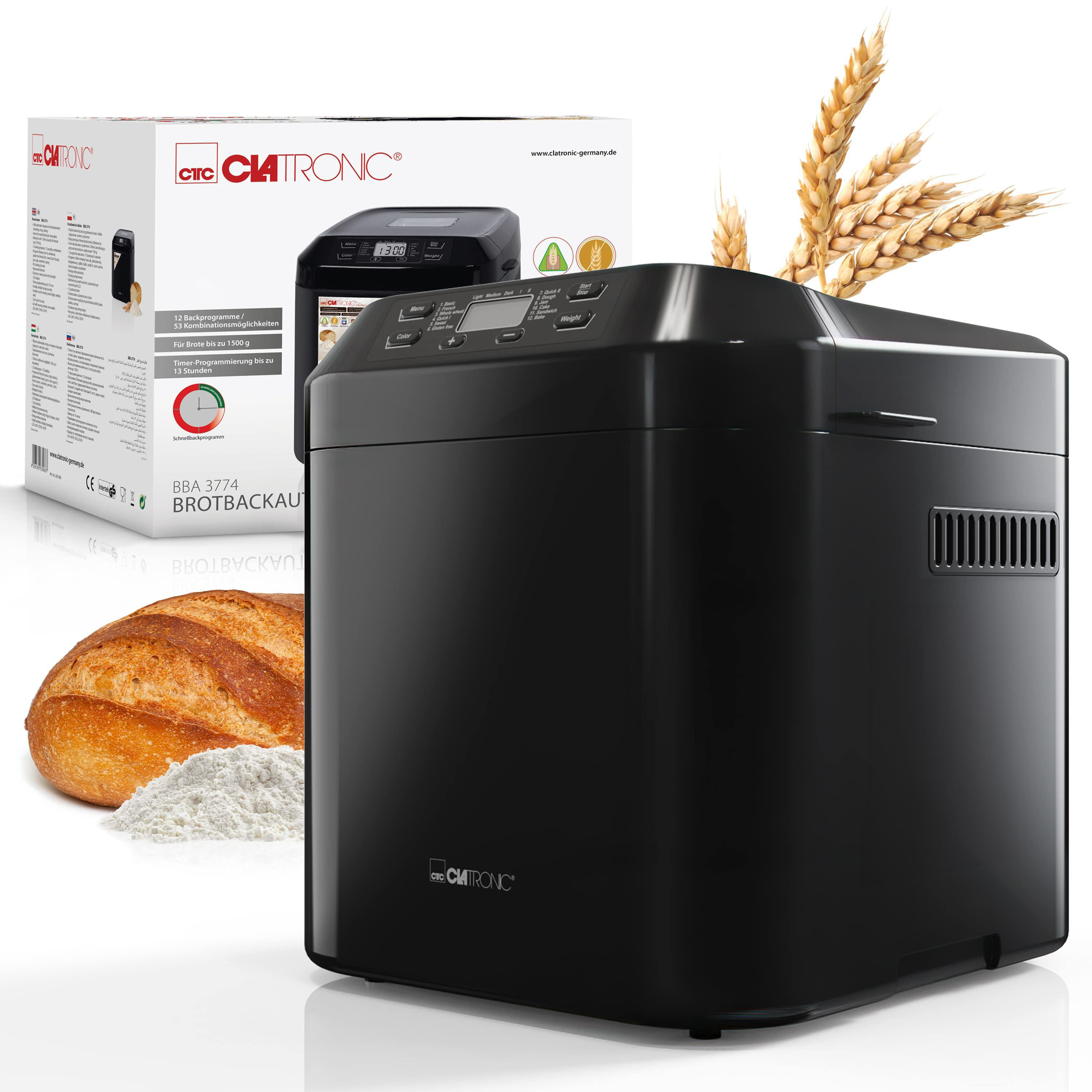 Schwarzer Brotbackautomat mit Digitalanzeige, Weizenähren im Hintergrund und frischem Brot.