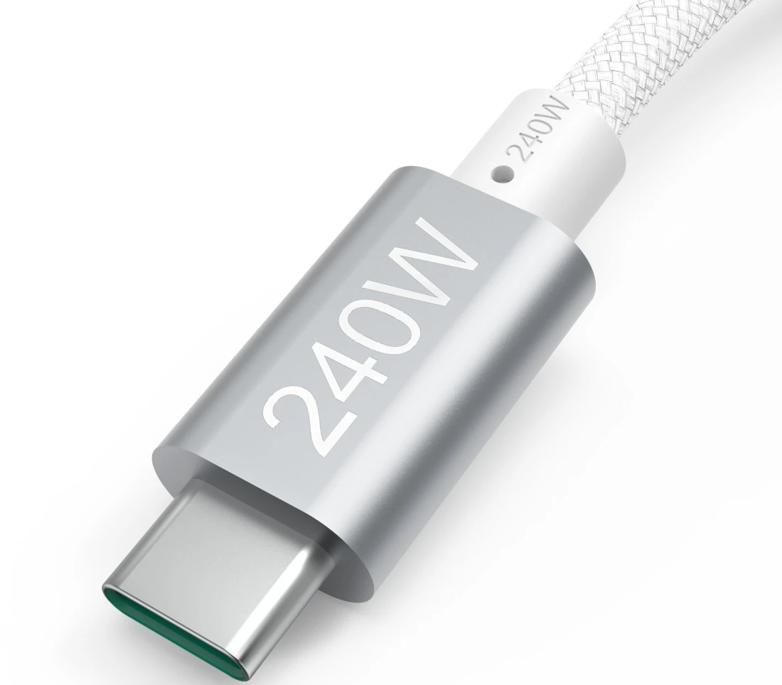 Un câble USB-C argenté avec marquage 240W et cordon blanc tressé.