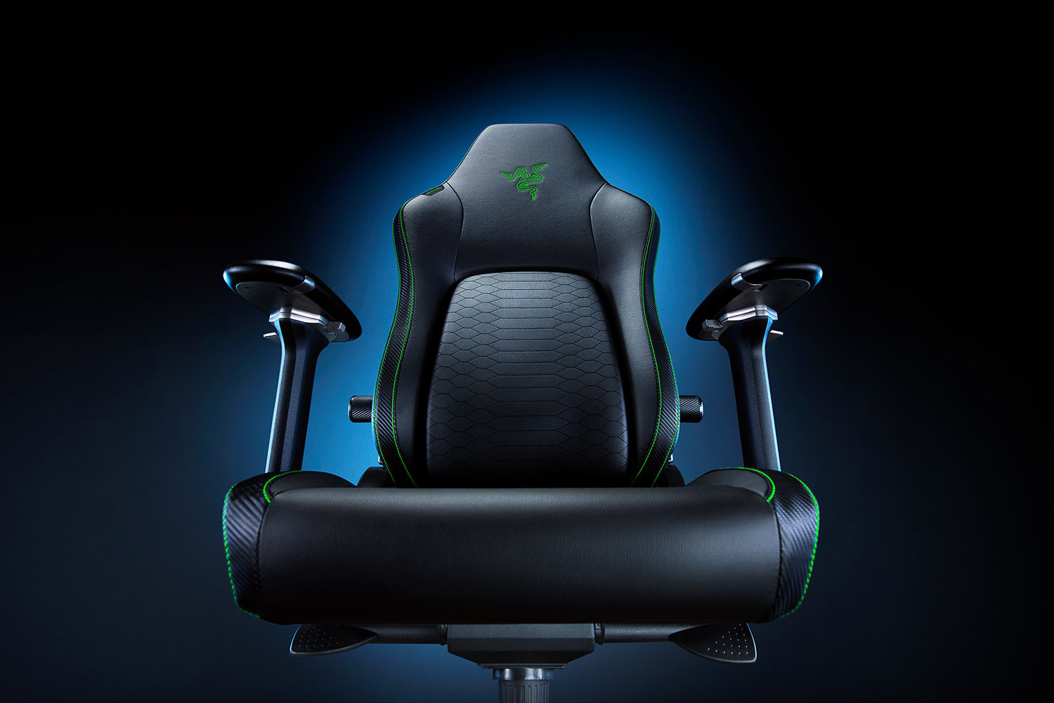 Fekete-zöld gamer szék kígyóbőr mintával, zöld díszítéssel és Razer logóval, kék háttér előtt.