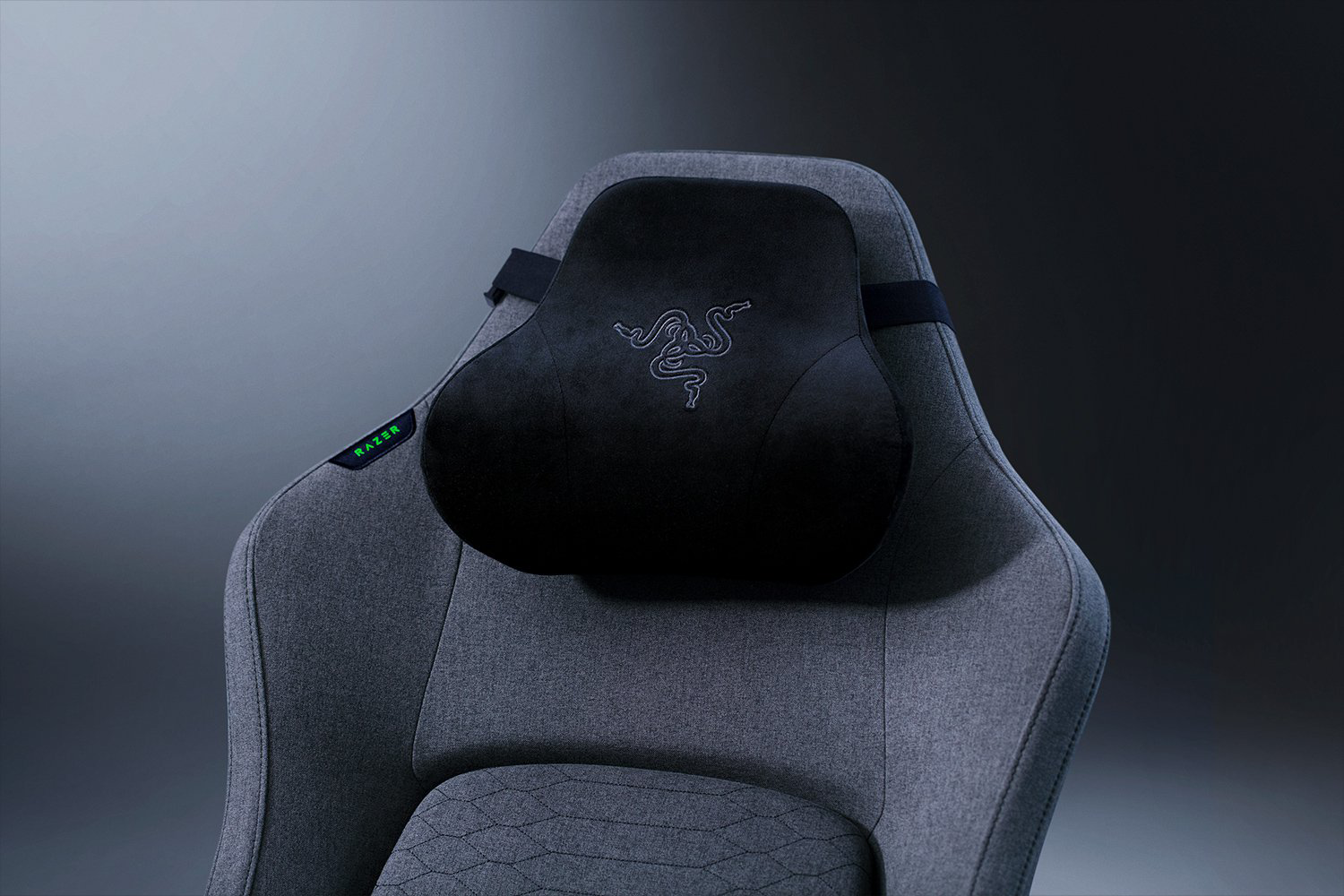 Gaming szék fejtámlája. Fekete párnázott fejtámla Razer logóval. Szürke szék zöld akcentussal.