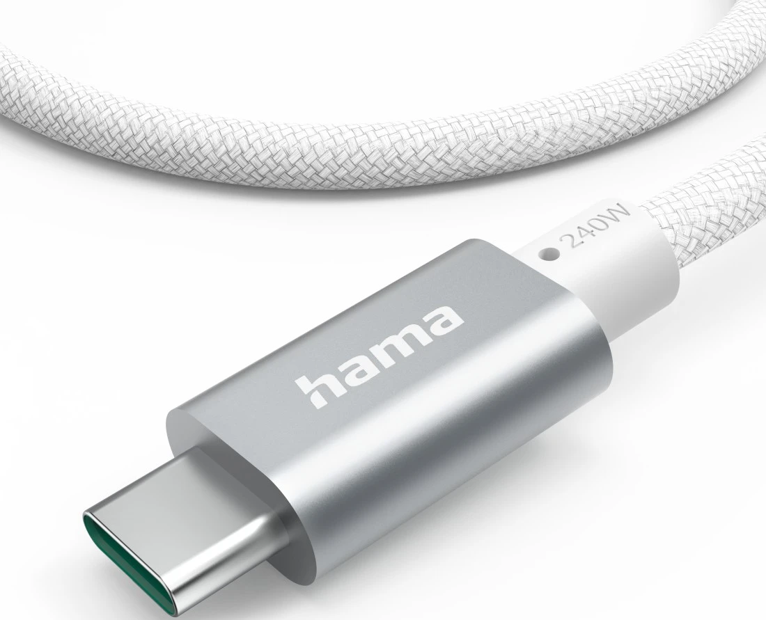 Silbernes USB-C-Kabel mit weißem Stoffbezug und Metallanschluss.
