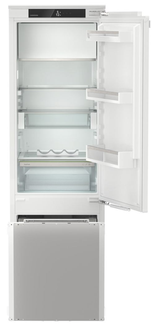 Fehér Liebherr hűtőszekrény, nyitva, polcokkal és fiókokkal.