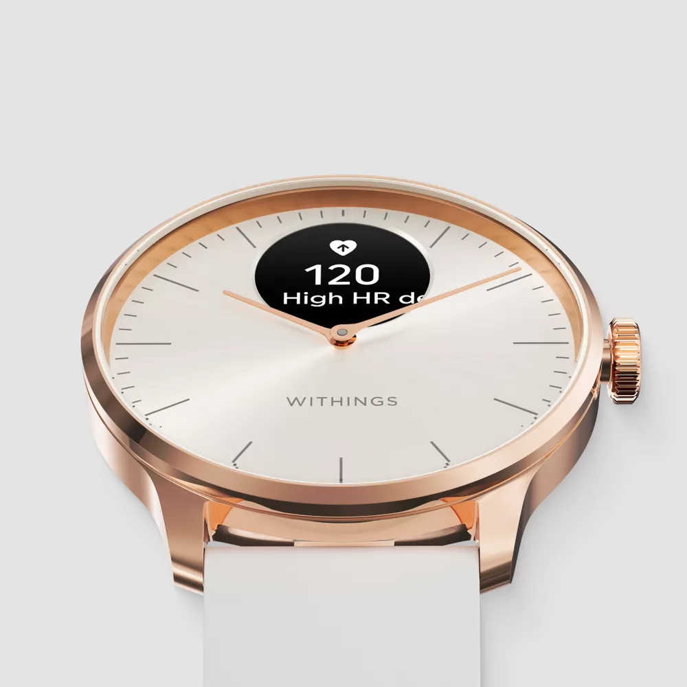 Arany színű okosóra fehér számlappal, "120 High HR" felirattal és szív ikonnal. Rosegold részletek.