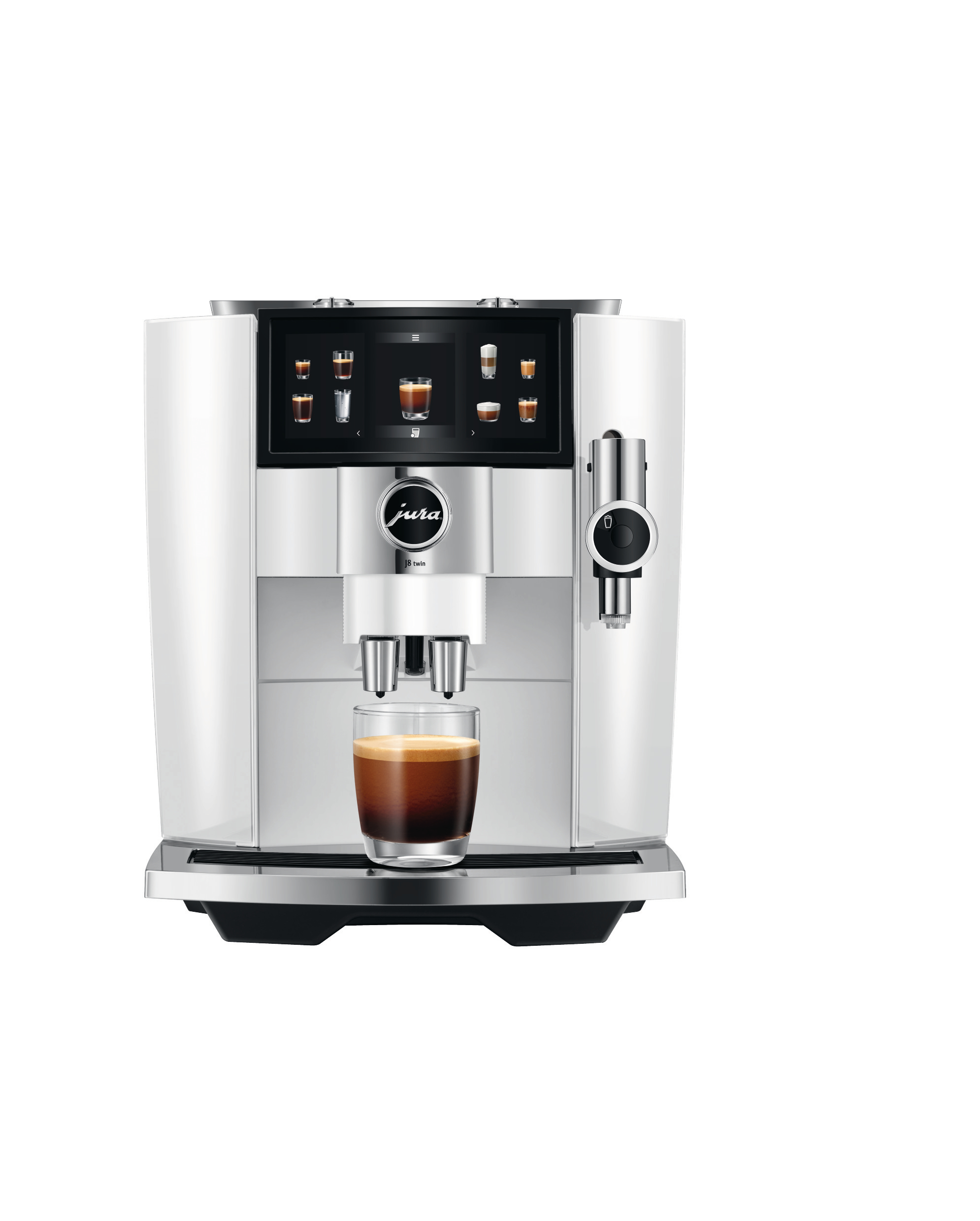Weiße Jura Kaffeemaschine. Glas mit Kaffee. Display zeigt Kaffeeoptionen. Weißer Hintergrund.