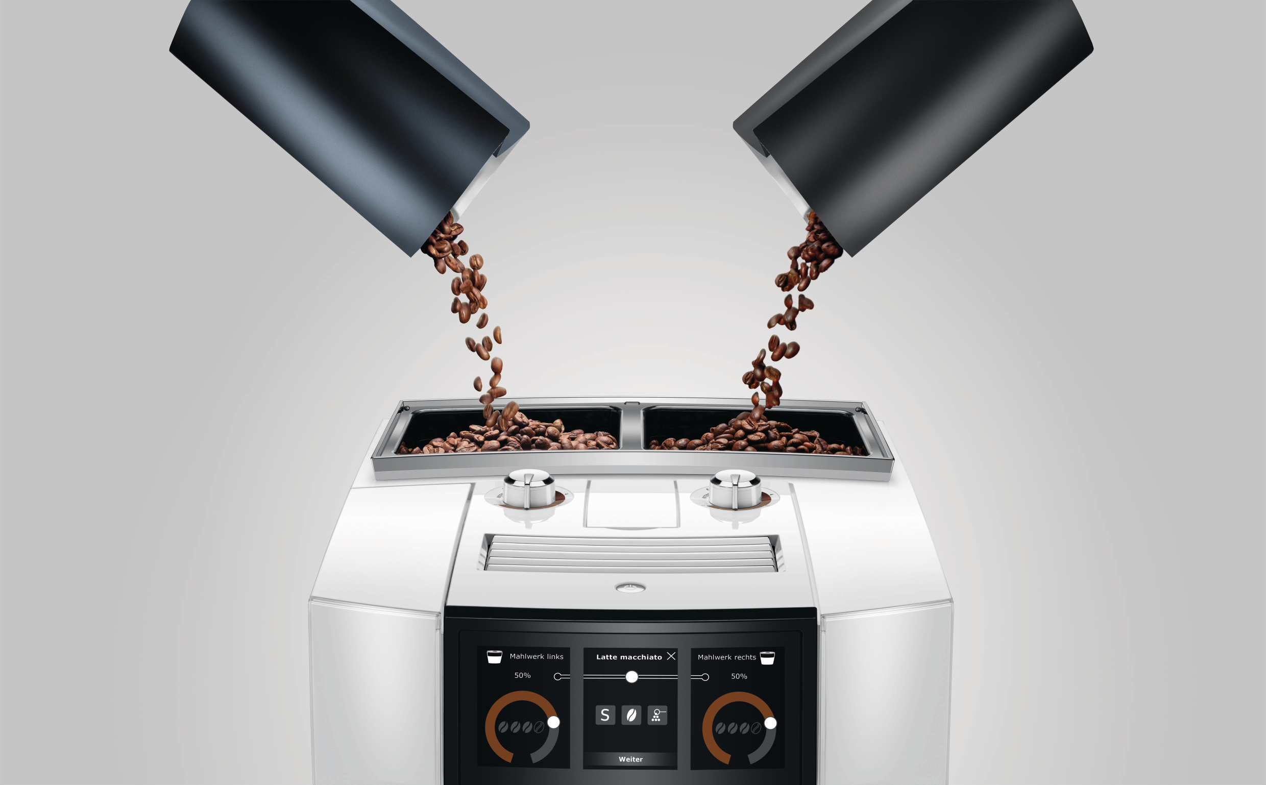 Kaffeemaschine mit einströmenden Bohnen. Zwei Ausläufe und ein Display sind sichtbar. Grauer Hintergrund.