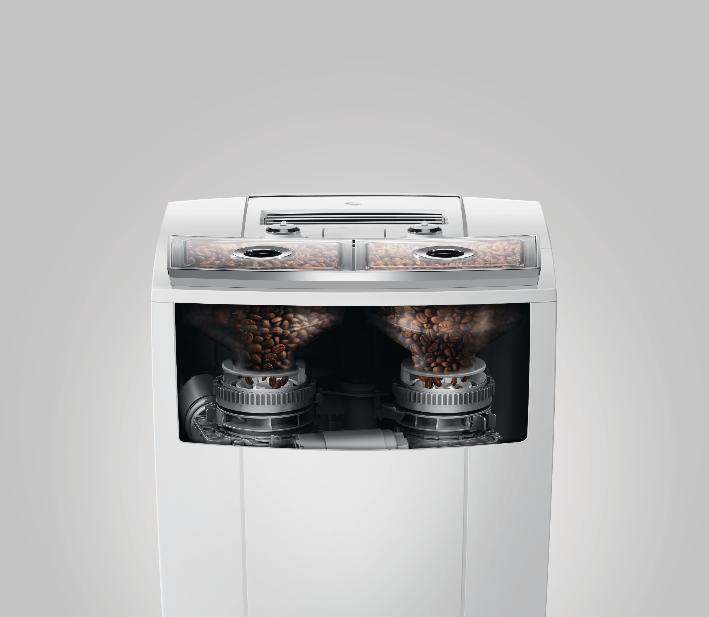 Kaffeemaschine mit Bohnen im Behälter. Das Innere ist sichtbar.