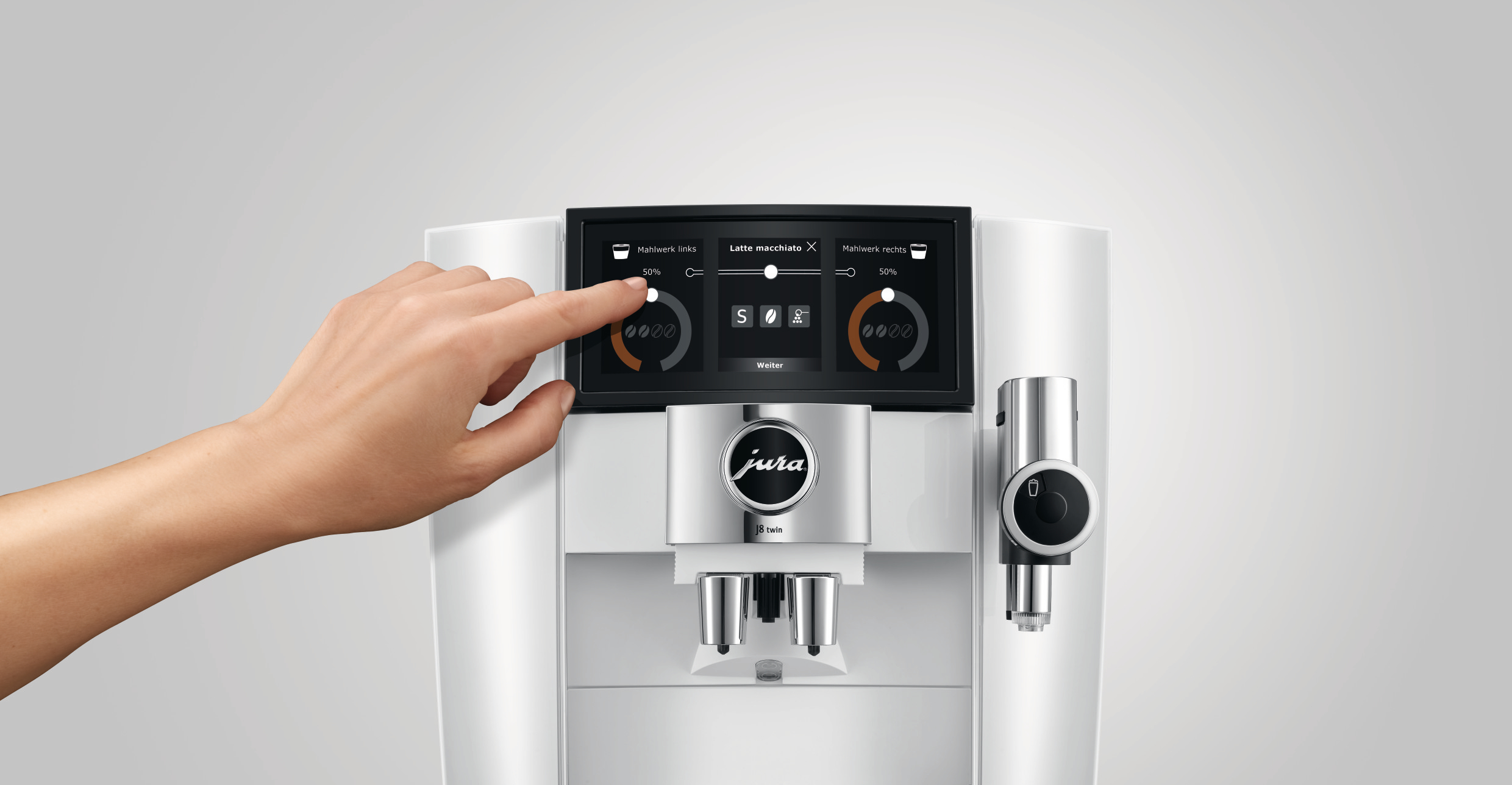 Eine Hand berührt einen Kaffee-Maschinenbildschirm, der Optionen zeigt.