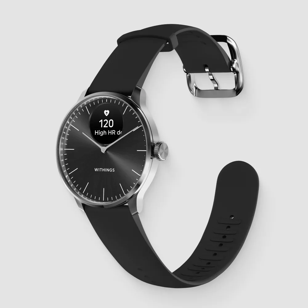 Egy fekete Withings okosóra, amely 120 bpm pulzusszámot mutat fekete szíjjal.