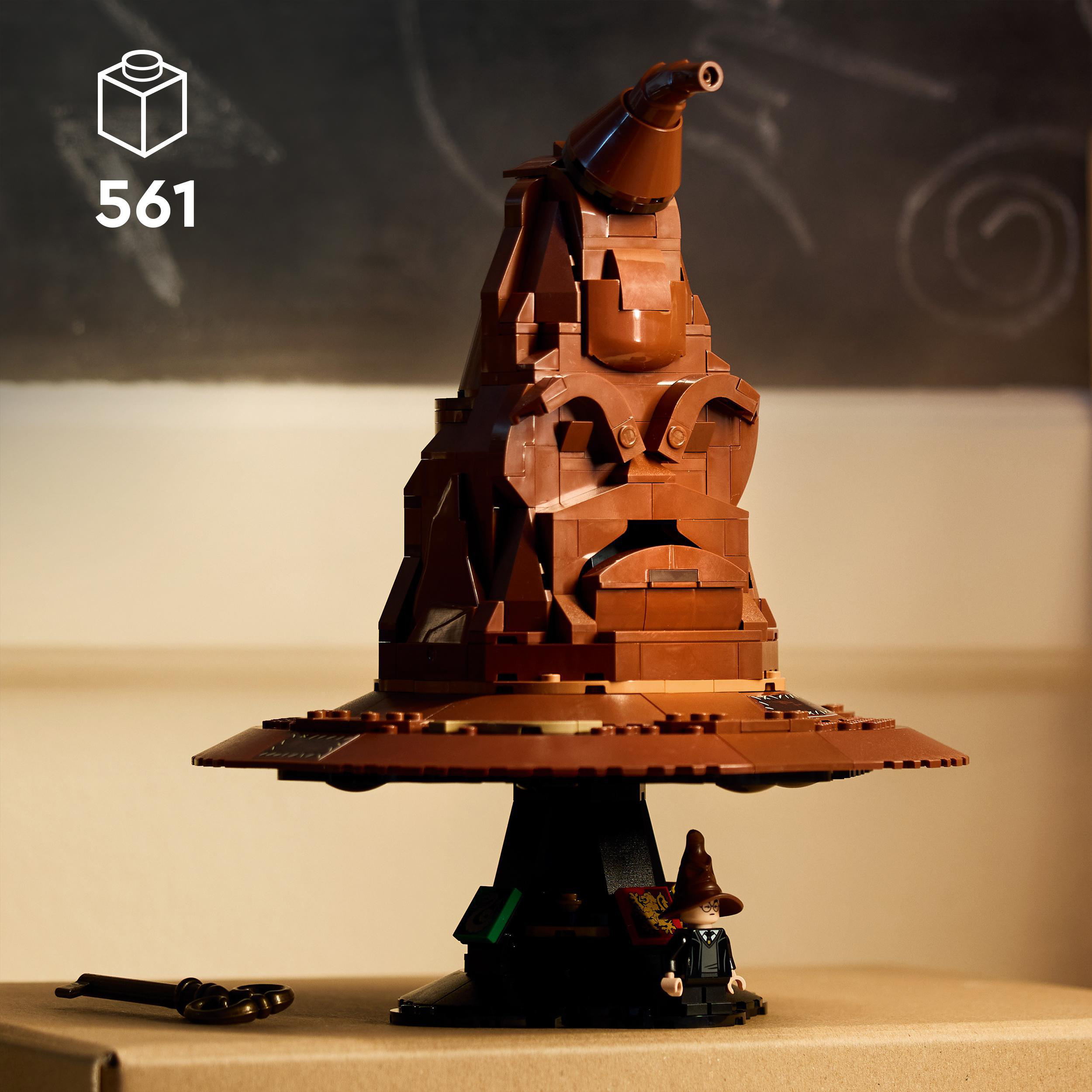 Lego Harry Potter Sortierhut-Modell mit der Nummer 561. Der Hut ist braun und detailliert.