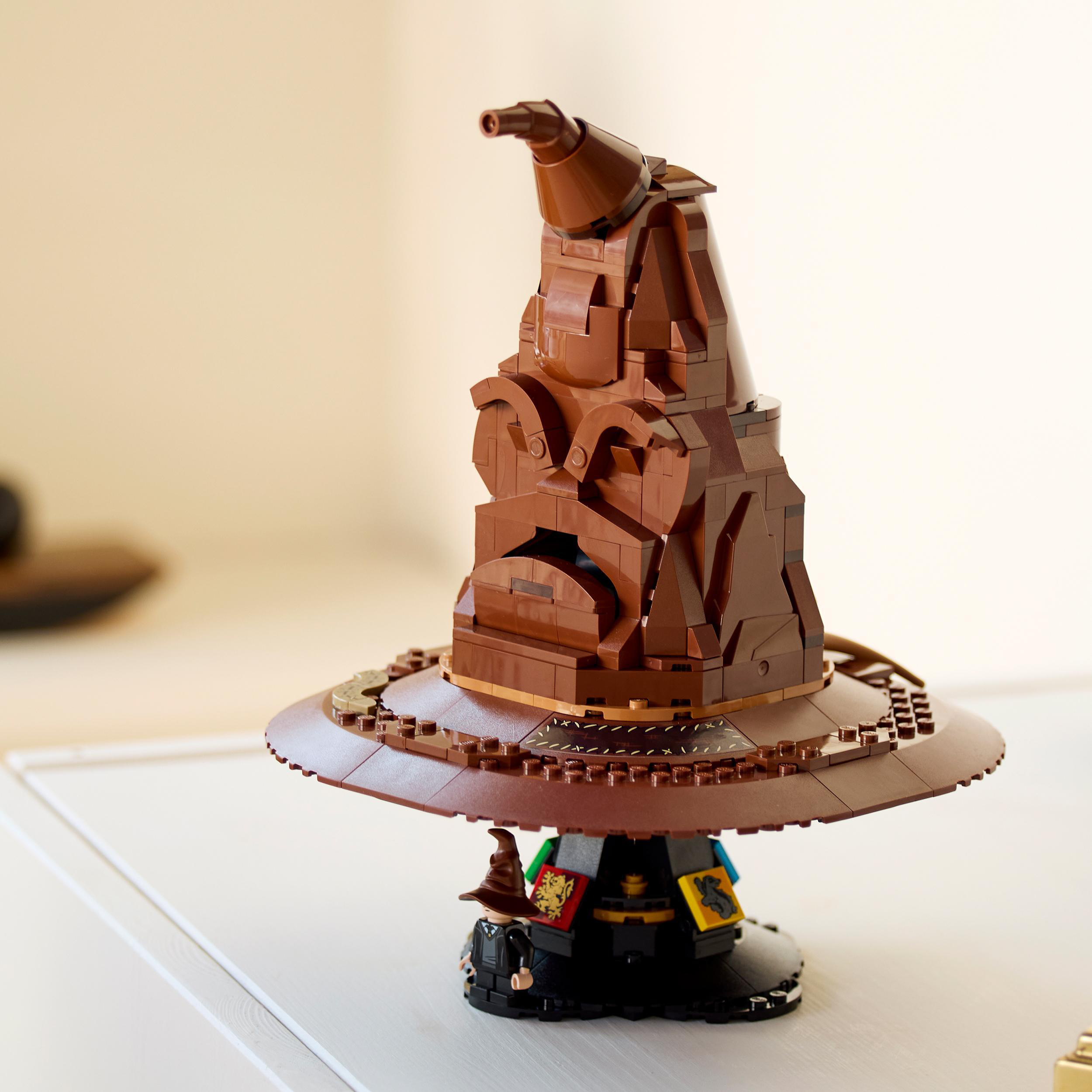 Lego-Hutsortiermodell. Es ist braun mit einer Mini-Figur unten.